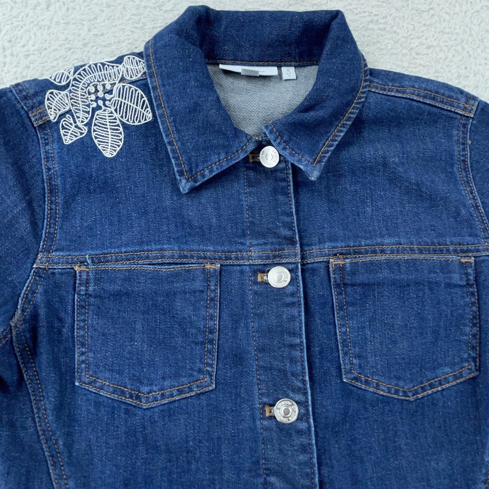Chicos Denim Jacket Womens Small Blue Embroidered Floral Leaf Jean Frayed Hem